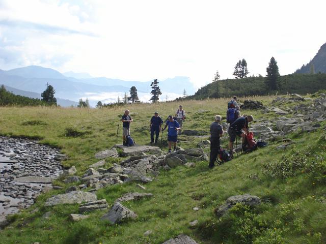 10 kurze Rast im Huehnerkar bevor es steil wird.JPG